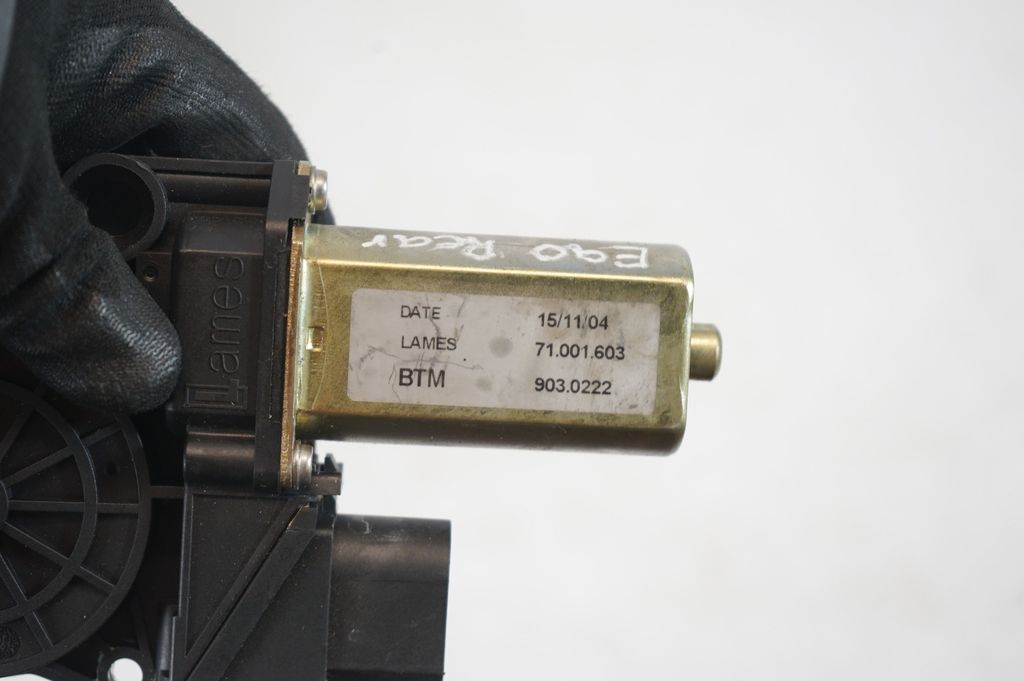 Rear door window regulator with motor (7)