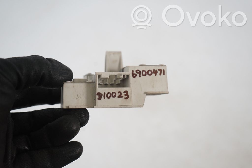 Tail light bulb cover holder (8)