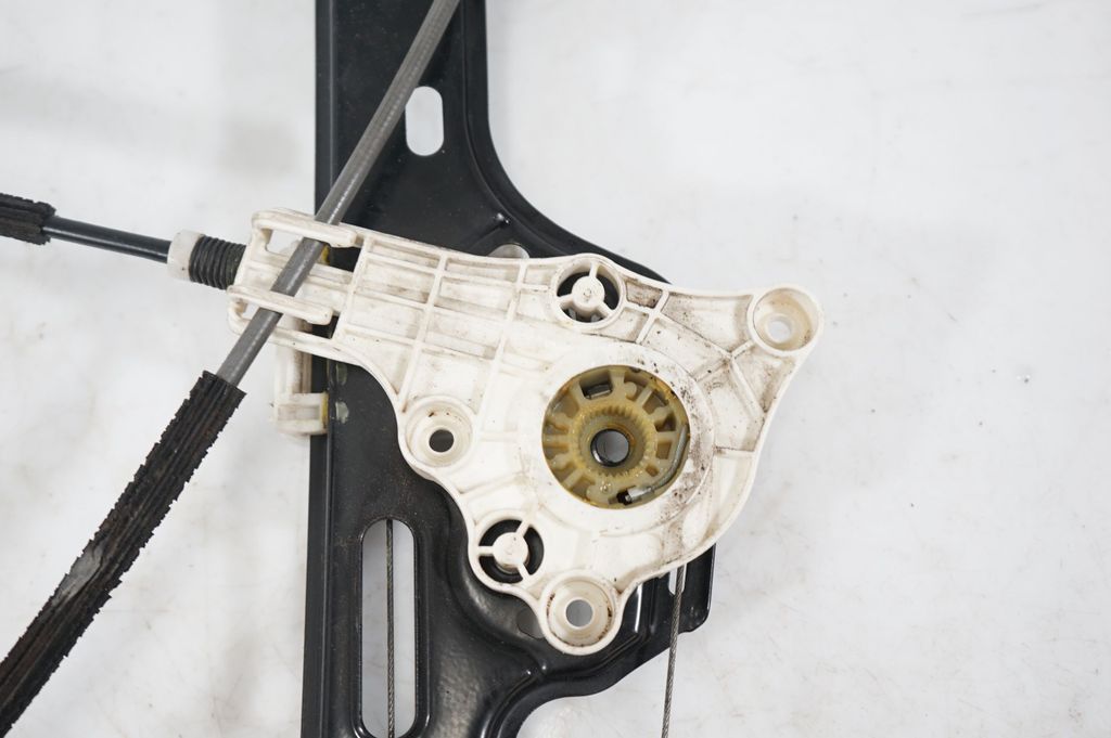 Front door window regulator with motor (8)