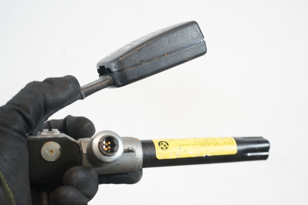 Rear seatbelt buckle (8)