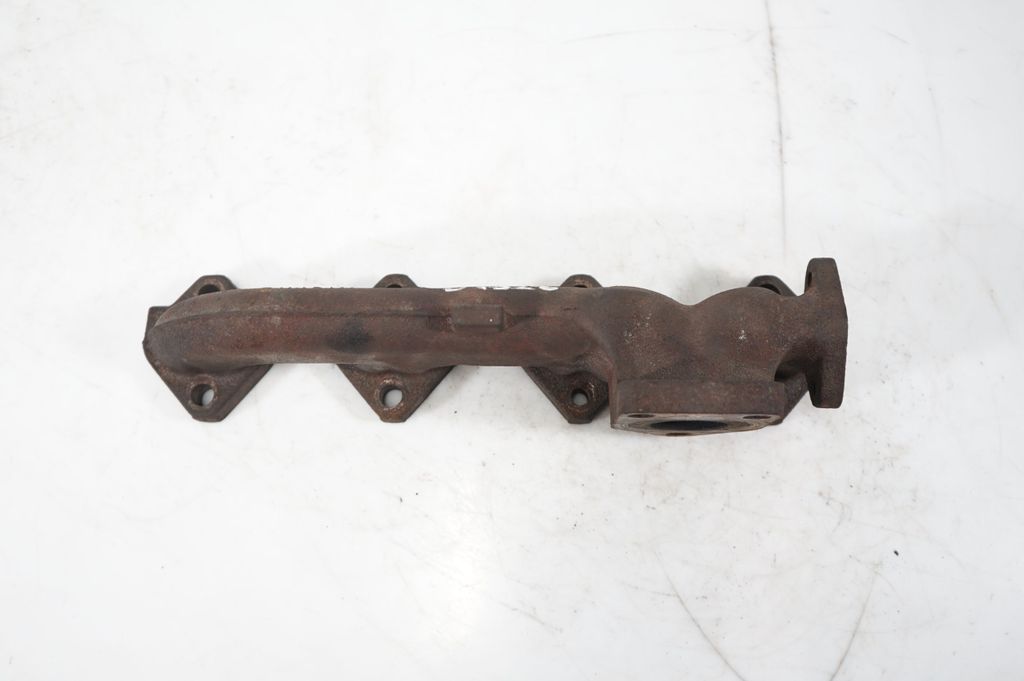 Exhaust manifold (9)