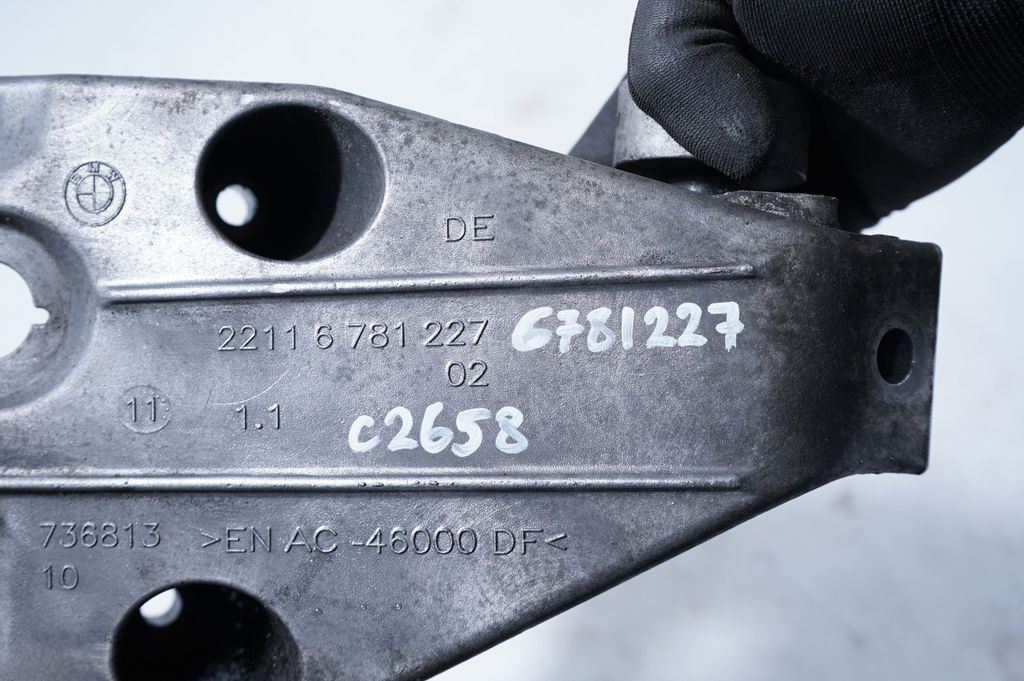 Engine mounting bracket (9)