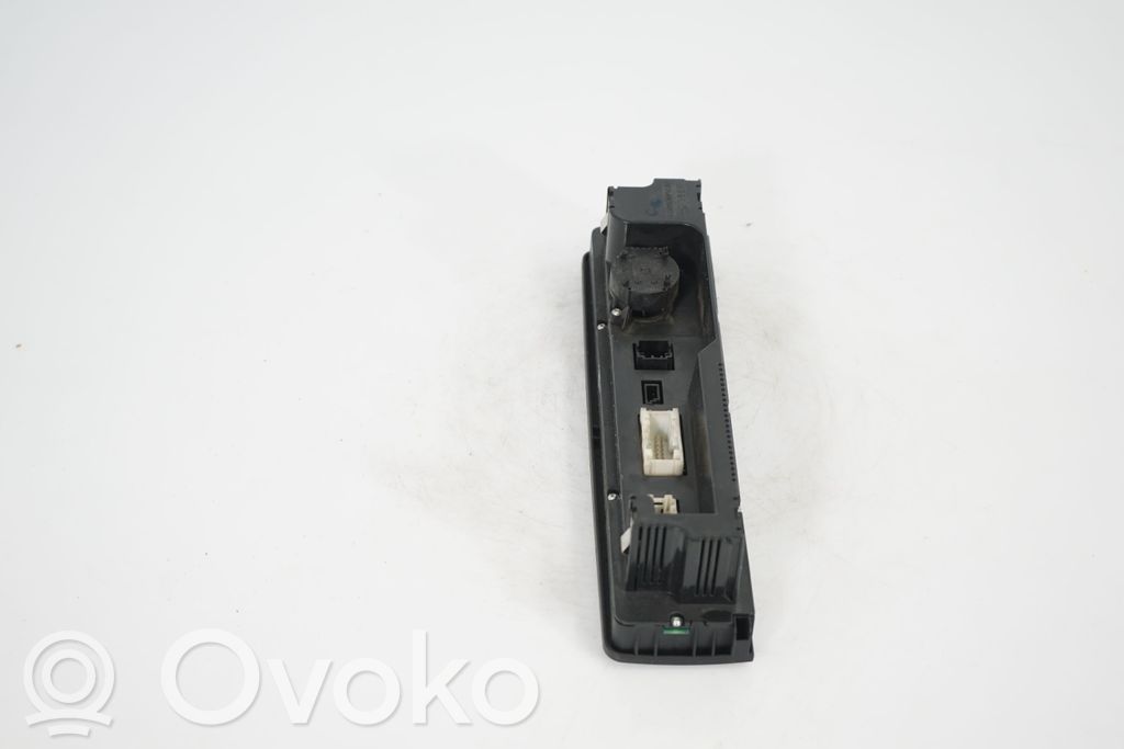 Climate control unit (5)