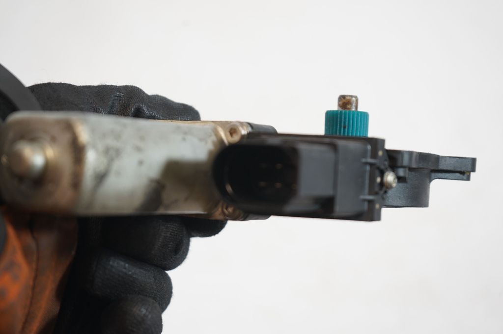 Rear door window regulator with motor (6)