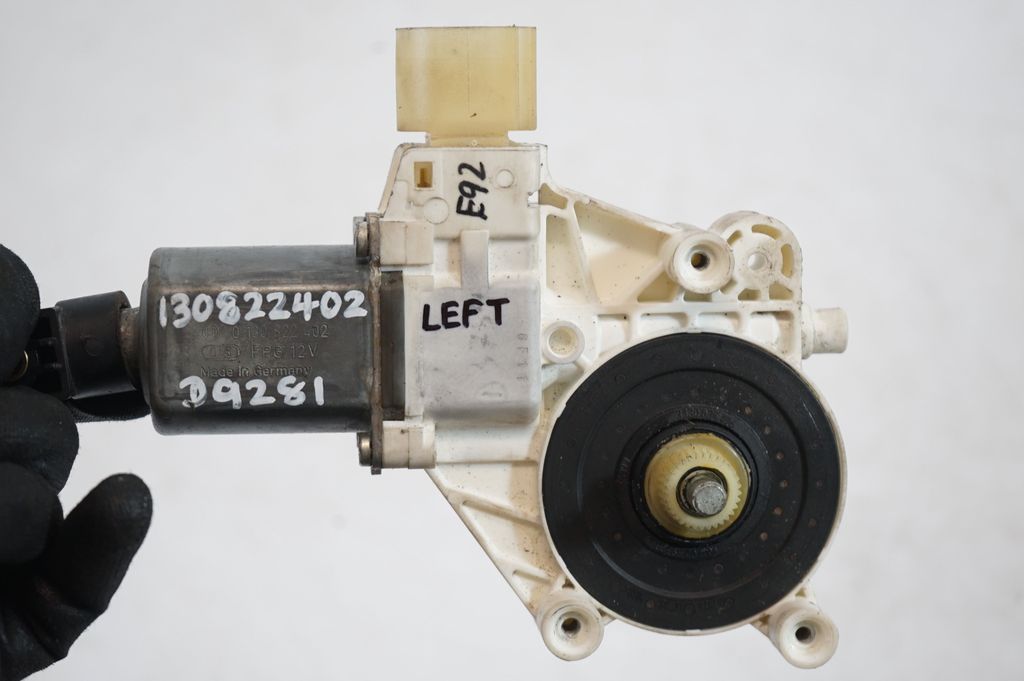 Front door window regulator with motor (8)