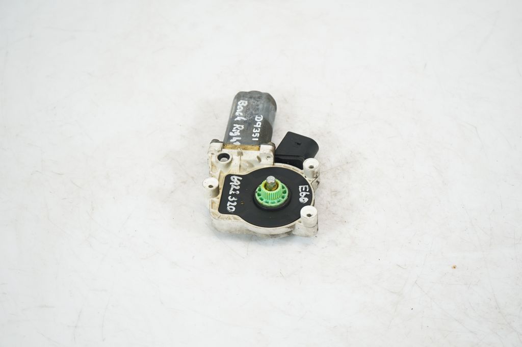 Rear door window regulator with motor (2)