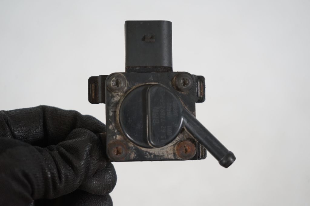 Exhaust gas pressure sensor (7)