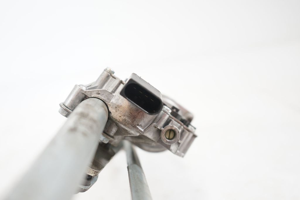 Front wiper linkage and motor (9)