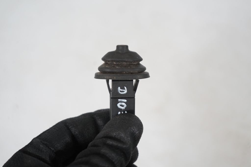 Fuel tank cap lock (7)