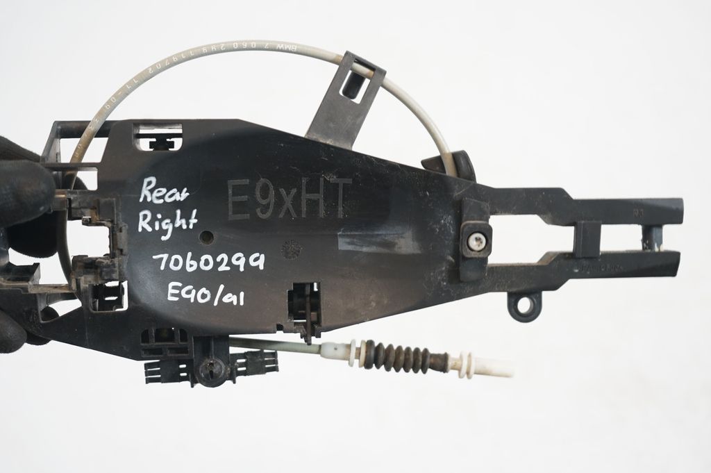 Rear door exterior handle/bracket (7)