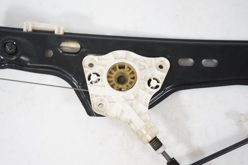 Front door window regulator with motor (8)