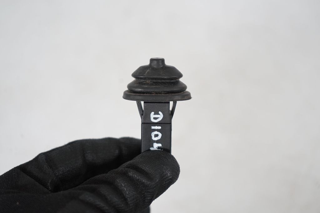 Fuel tank cap lock (6)