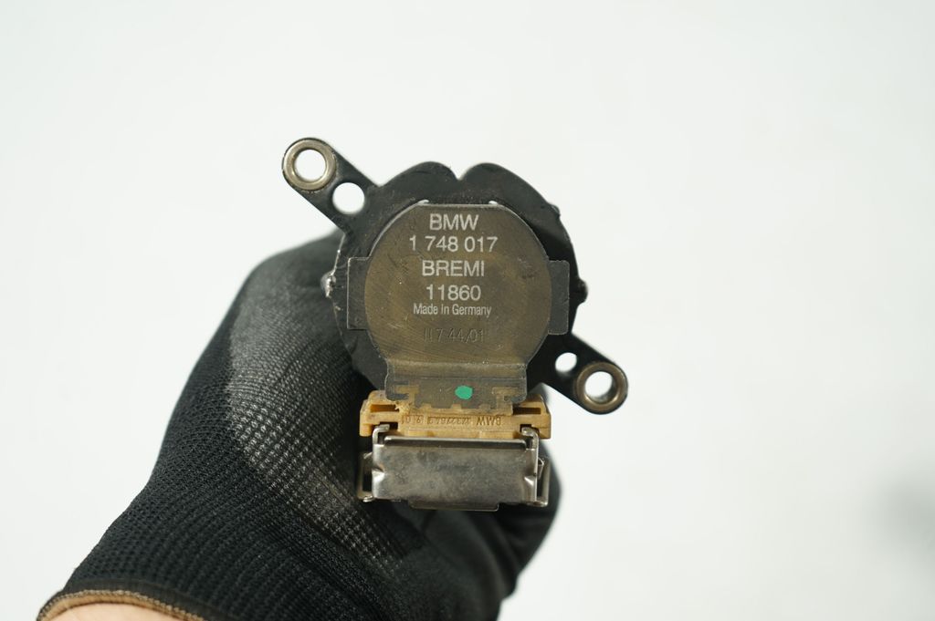 High voltage ignition coil (8)