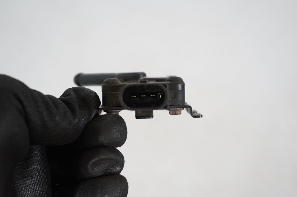 Exhaust gas pressure sensor (8)