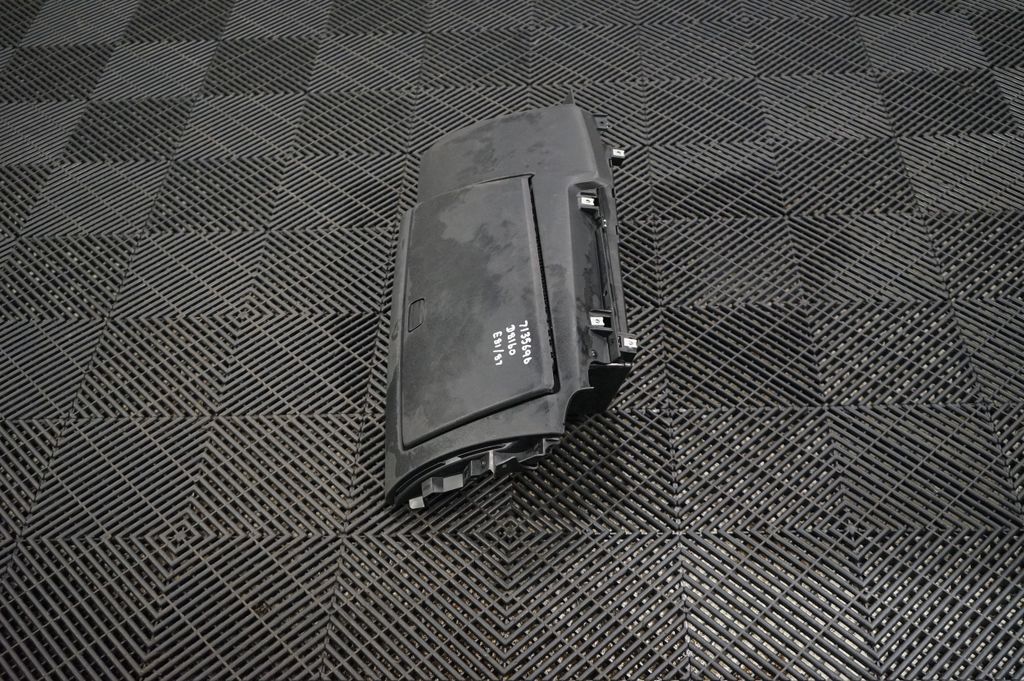 Glove box (2)