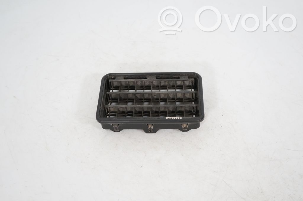 Quarter panel pressure vent