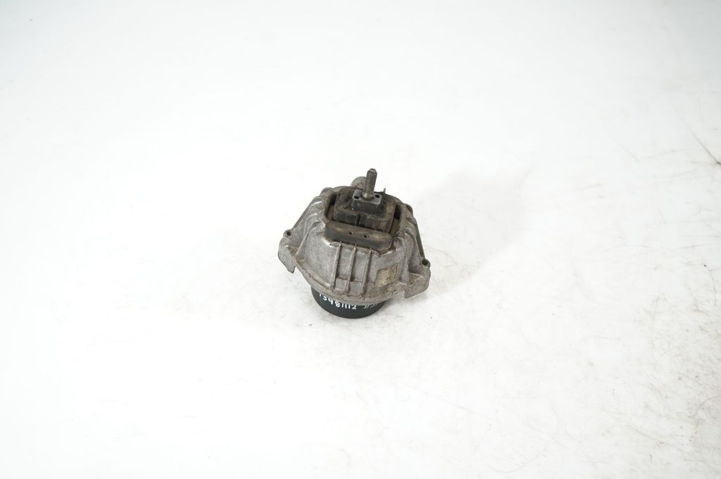 Engine mount bracket