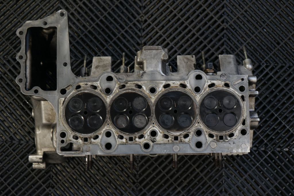 Engine head (8)