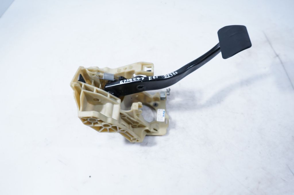 Brake pedal (3)