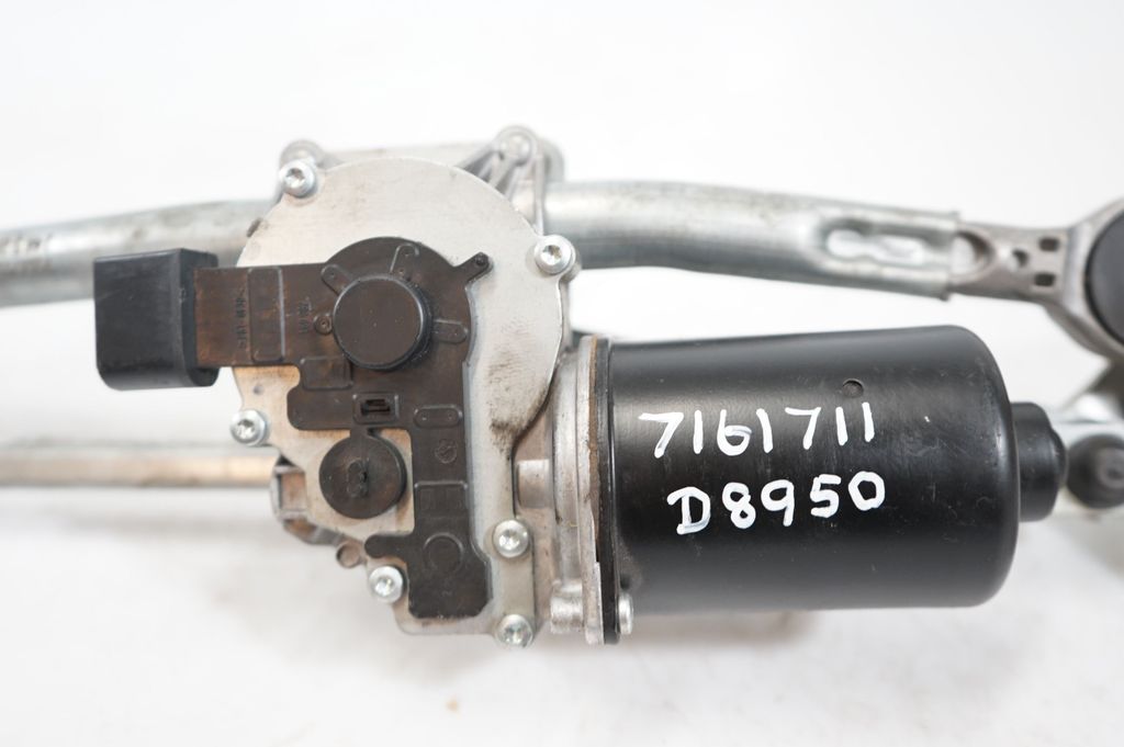 Front wiper linkage and motor (10)
