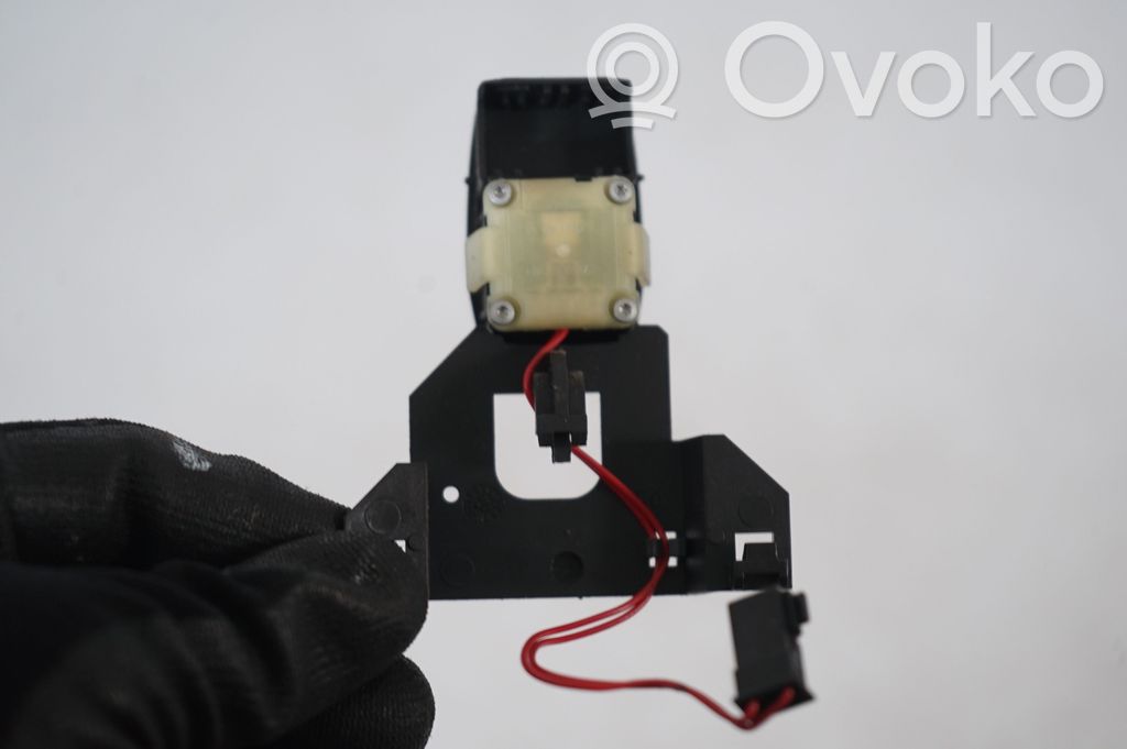 Steering wheel adjustment switch (8)