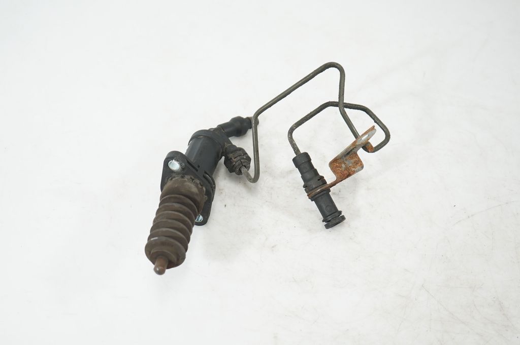 Clutch master cylinder (2)