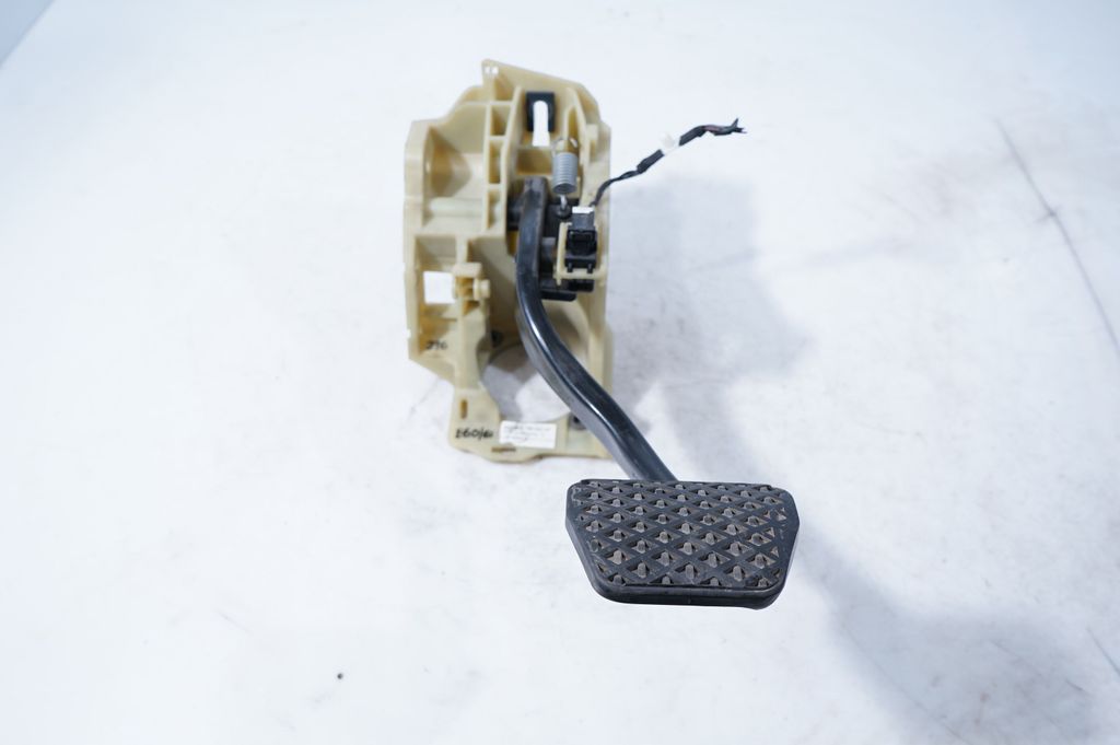 Brake pedal (4)