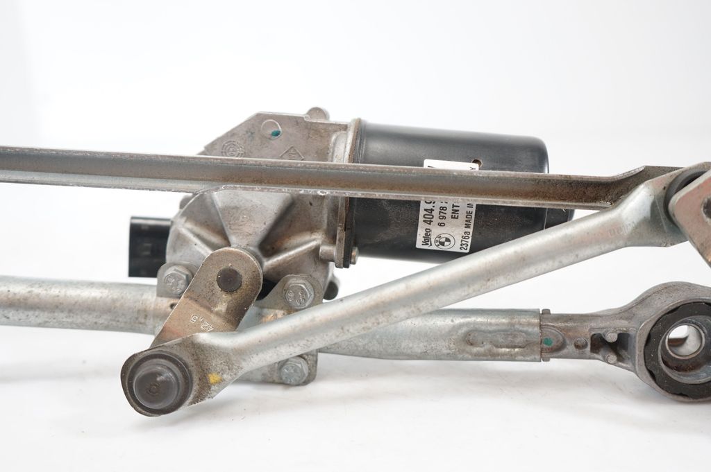 Front wiper linkage and motor (8)