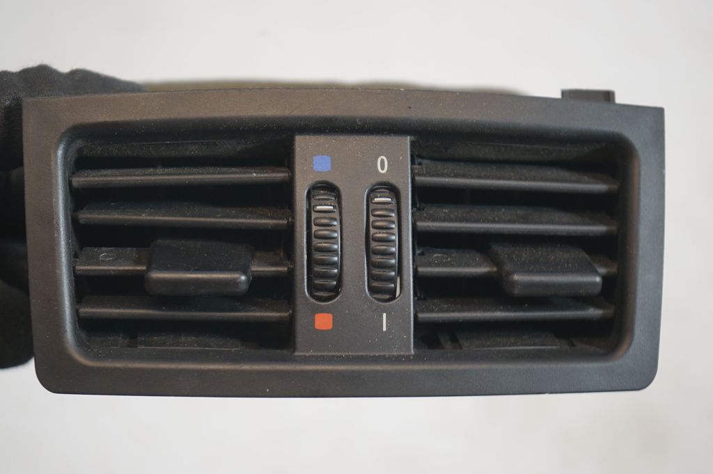 Rear air vent grill (7)