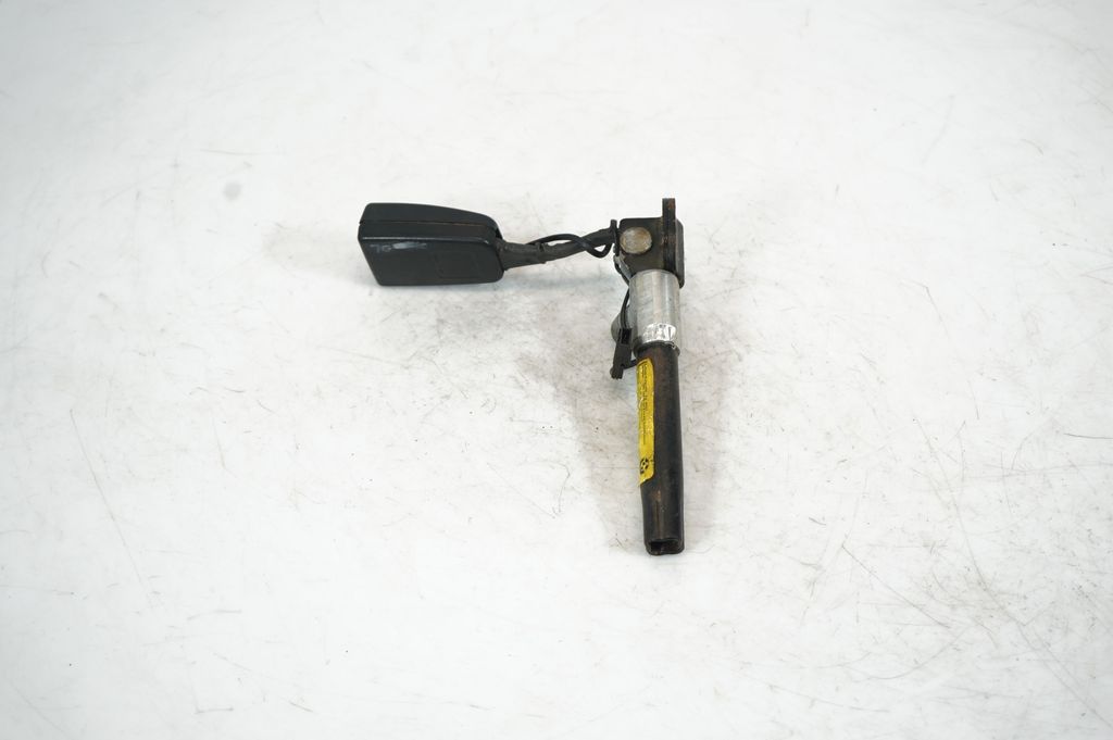 Rear seatbelt buckle (6)