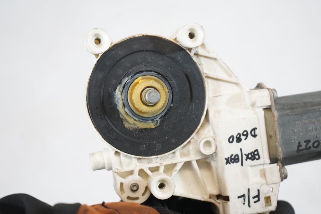 Front door window regulator with motor (7)