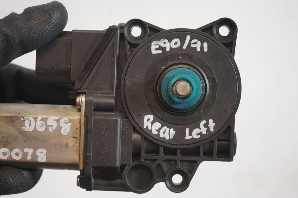 Rear door window regulator with motor (8)