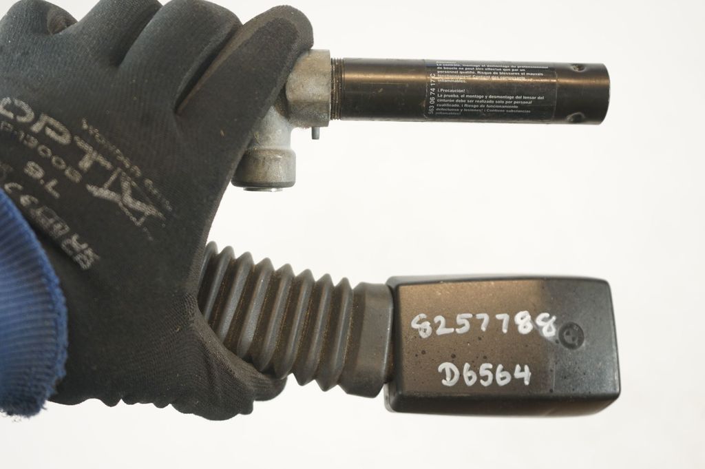 Front seatbelt buckle (9)