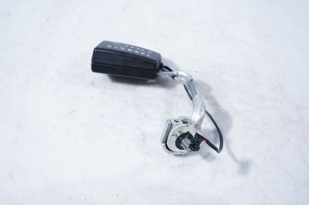 Rear seatbelt buckle (3)