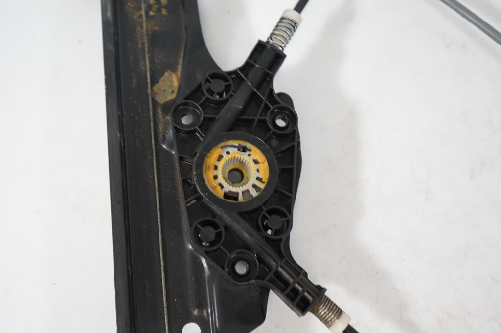 Front door window regulator with motor (7)