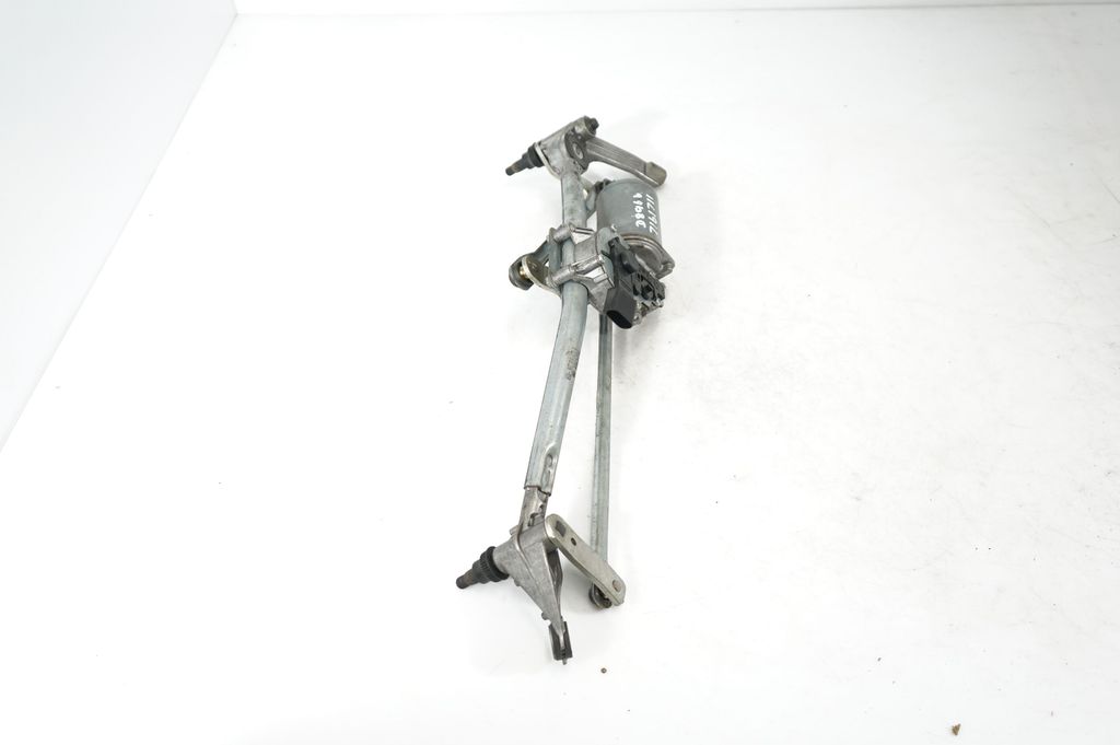 Front wiper linkage and motor (4)