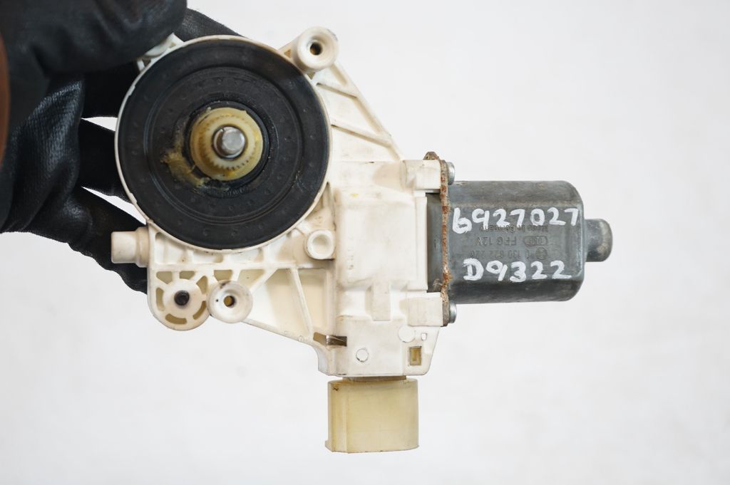 Front door window regulator with motor (8)