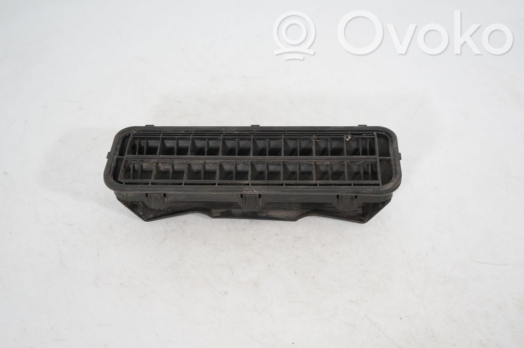 Quarter panel pressure vent