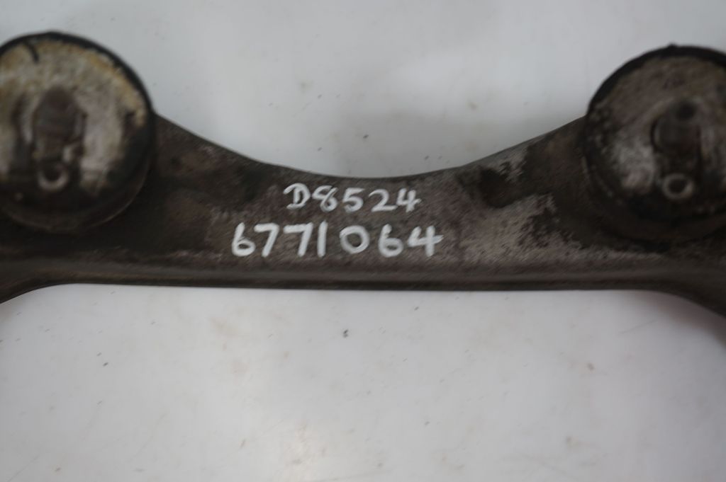 Gearbox mounting bracket (7)