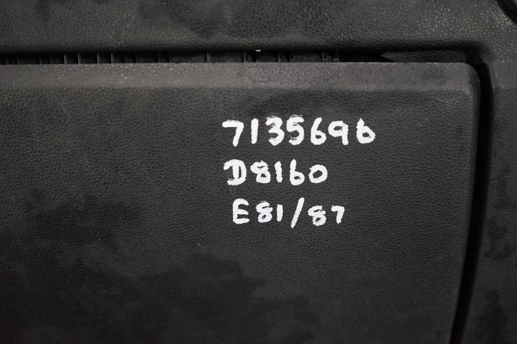 Glove box (6)