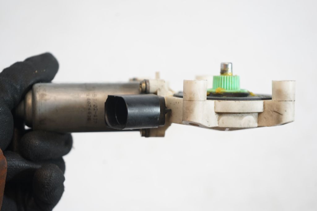 Front door window regulator with motor (5)