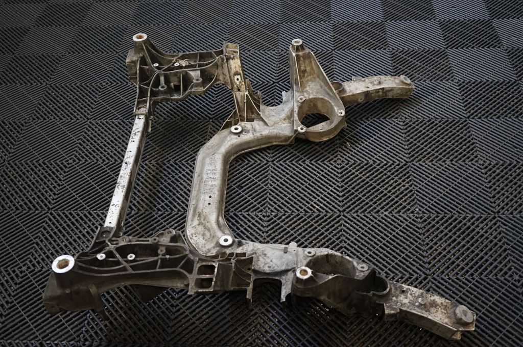 Front subframe (4)
