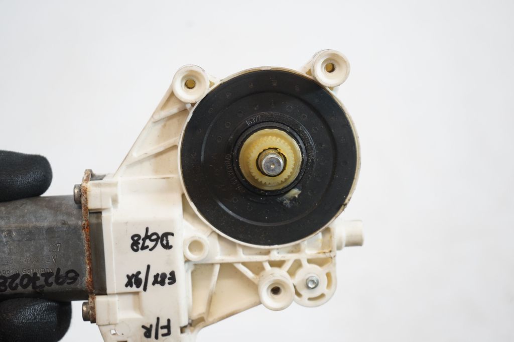 Front door window regulator with motor (7)