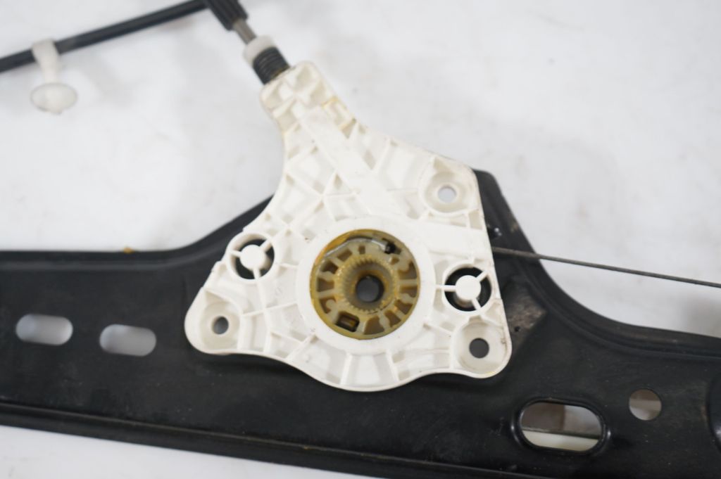 Front door window regulator with motor (8)