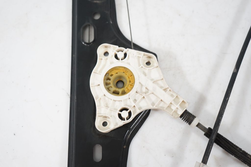 Front door window regulator with motor (8)