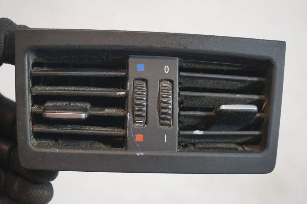 Rear air vent grill (7)