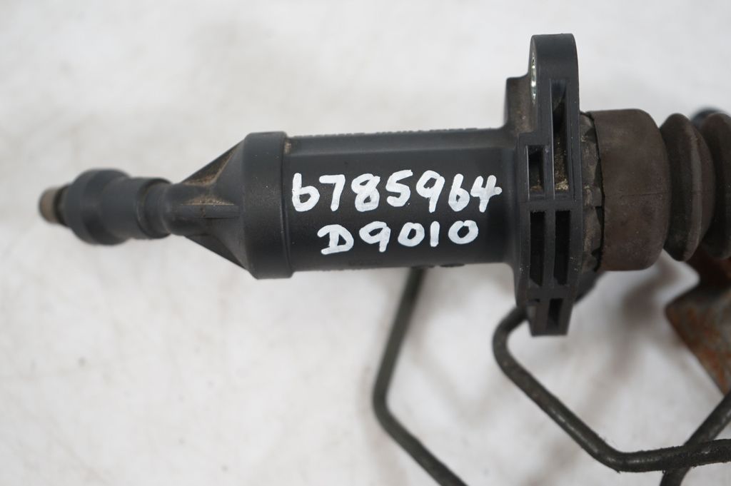 Clutch master cylinder (10)