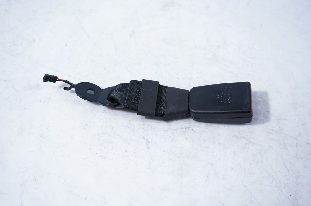 Middle seatbelt buckle (rear) (4)