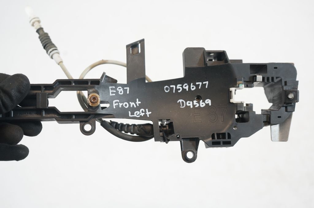 Rear door exterior handle/bracket (7)