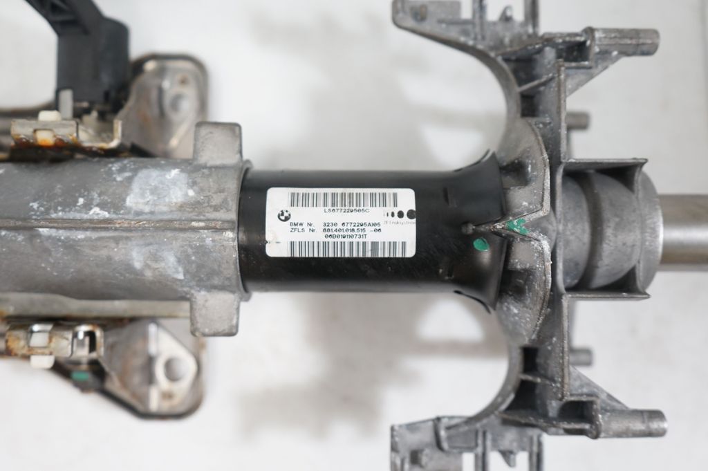 Steering wheel axle (9)